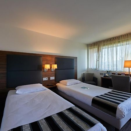 กีริอ๊าด บอร์โด เวสต์ - เมริญัก แอโรปอร์ Hotel เมรินแญค ภายนอก รูปภาพ