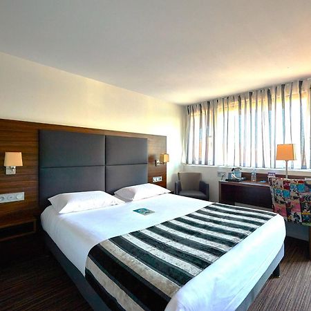 กีริอ๊าด บอร์โด เวสต์ - เมริญัก แอโรปอร์ Hotel เมรินแญค ภายนอก รูปภาพ