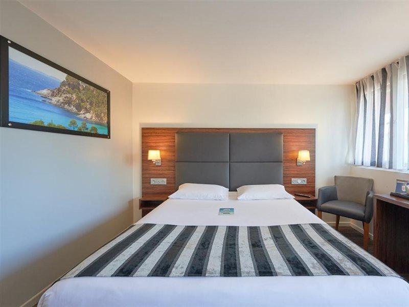 กีริอ๊าด บอร์โด เวสต์ - เมริญัก แอโรปอร์ Hotel เมรินแญค ภายนอก รูปภาพ