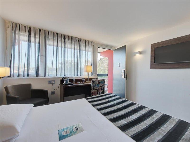 กีริอ๊าด บอร์โด เวสต์ - เมริญัก แอโรปอร์ Hotel เมรินแญค ภายนอก รูปภาพ
