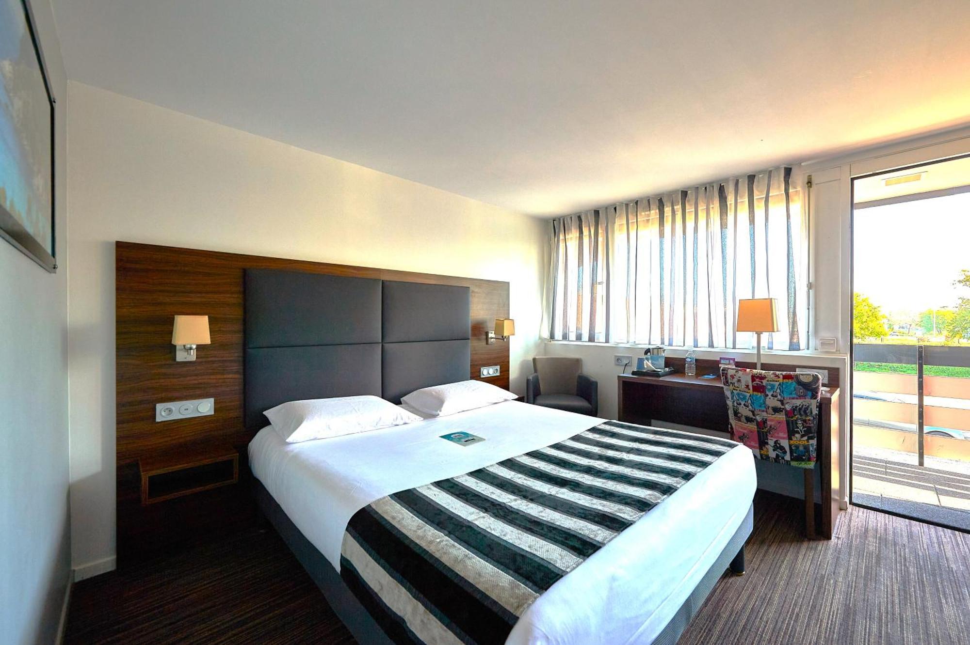 กีริอ๊าด บอร์โด เวสต์ - เมริญัก แอโรปอร์ Hotel เมรินแญค ภายนอก รูปภาพ